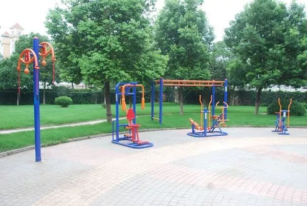 老年朋友請留意 小區健身器使用需謹慎，科學鍛煉保健康